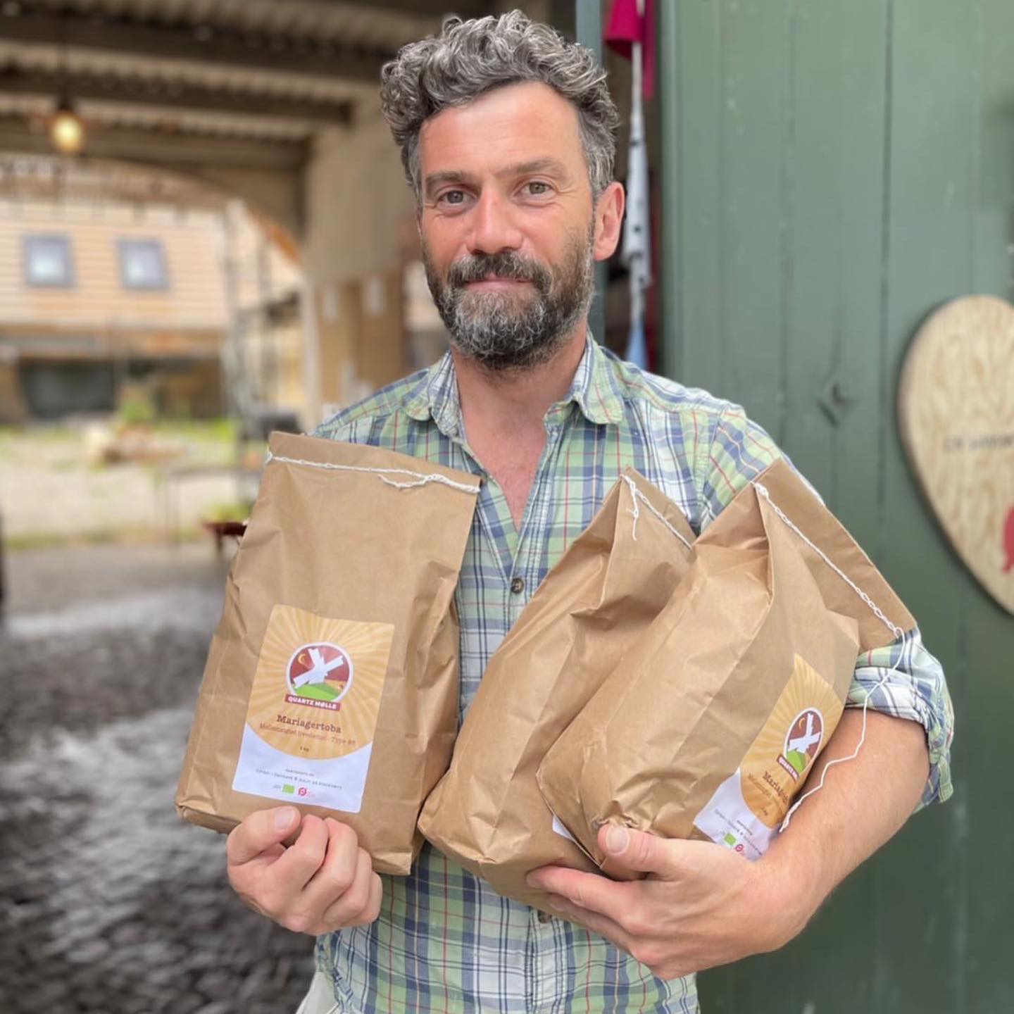 Mølleren med tre poser friskmalet mel